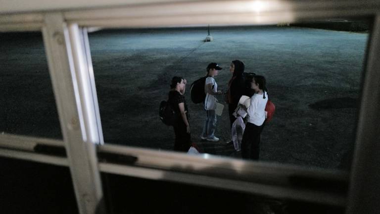 Fotografía referencial de migrantes que llegan a la estación de autobuses de Albrook luego de obtener un permiso para salir del albergue de San Vicente, en Panamá.