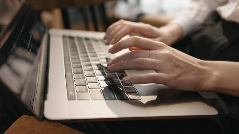 Gobierno ofrece 30 mil becas para diplomado sobre inteligencia artificial y liderazgo