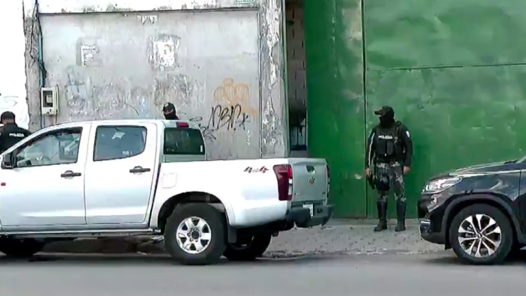 Taller ocultaba autos de alta gama robados en Quito: hay cuatro detenidos