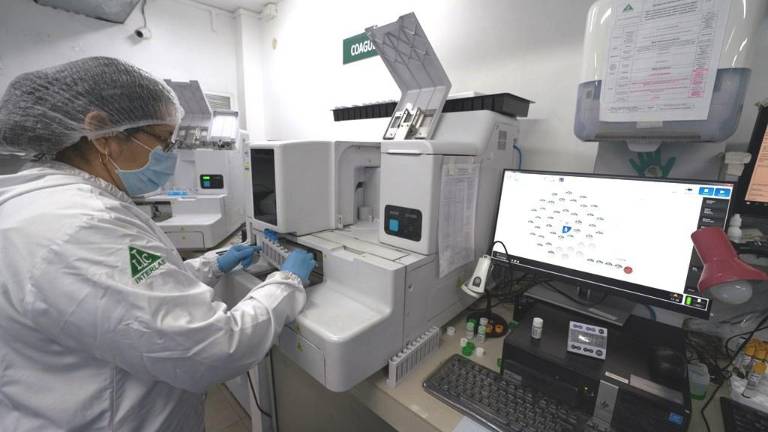 Interlab posee la certificación ISO 9001 que garantiza la seguridad de sus procesos internos y la acreditación ISO 15189 de la SAE.