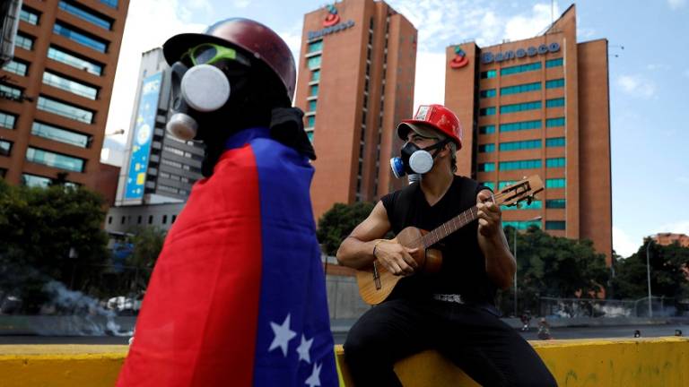 Opositores en Venezuela cumplen 60 días en protesta