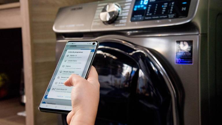 Con la aplicación SmartThing de Samsung, el usuario también puede controlar desde su celular la temperatura de su aire acondicionado y activar su lavadora o secadora.