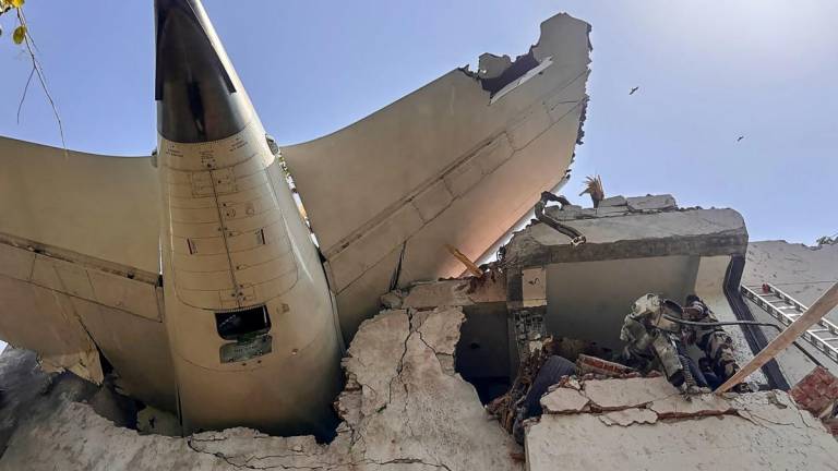 La parte trasera del avión de Air India después de estrellarse en una zona residencial cerca del aeropuerto de Ahmedabad.
