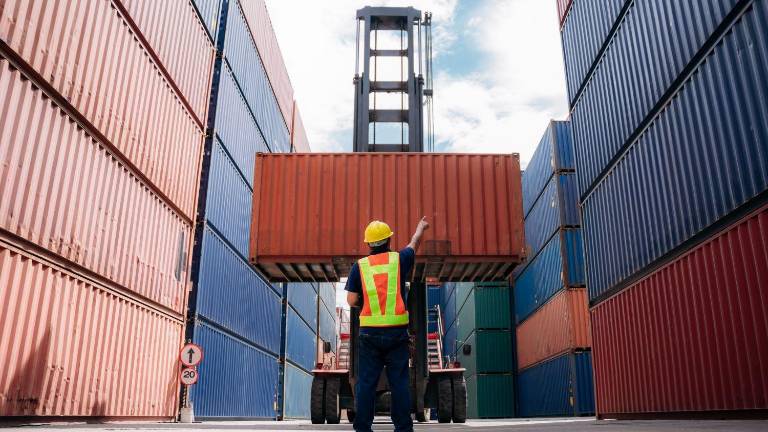 Implementan programa de acción conjunta en Ecuador para proteger la carga de exportación