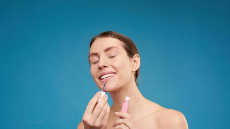 El maquillaje puede influir positivamente en el estado de ánimo de una mujer según indica una encuesta.