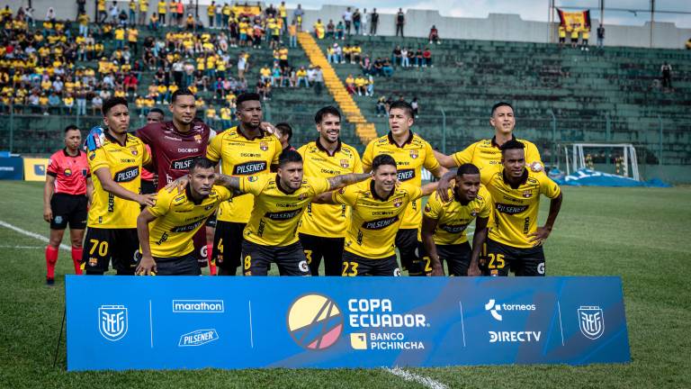 Plantel de Barcelona posa para fotografía antes de jugar en la Copa Ecuador.
