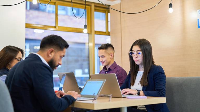 Un grupo de jóvenes atiende vía online las necesidades de los clientes de una de las compañías de seguros que opera en el país. Para una misma posición, hombres y mujeres tienen aspiraciones salariales diferentes.