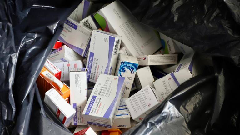 Los medicamentos que no se desechan adecuadamente terminan en los vertederos y sistemas de alcantarillado contaminando el suelo y el agua.