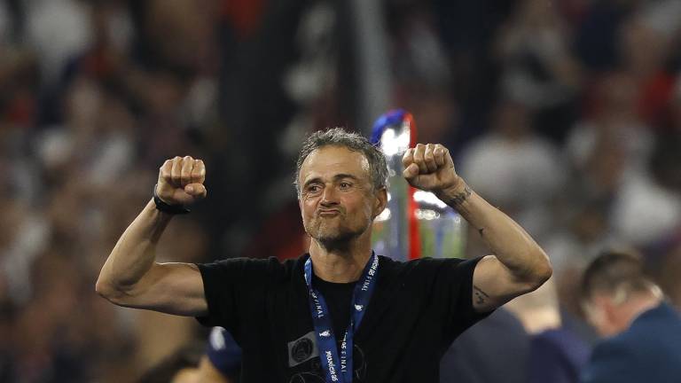 El entrenador español del Paris Saint-Germain, Luis Enrique, con una camiseta de su difunta hija Xana.