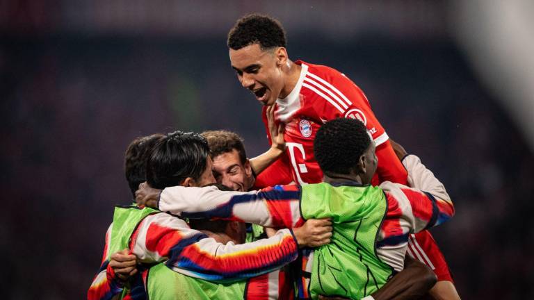 Jugadores del Bayern Múnich celebrando el gol de Luis Díaz en el partido de vuelta de cuartos de final de Champions League.