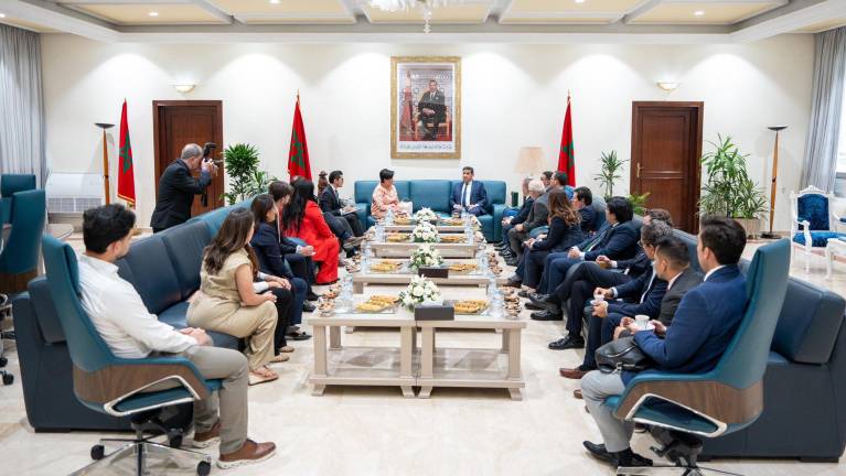 La delegación ecuatoriana, encabezada por Gabriela Sommerfled, reunida con el gobernador encargado de Asuntos Internos Regionales en la Wilaya de Tánger-Tetuán-Al Hoceima, Oulaid Lemsafer, y su comitiva.