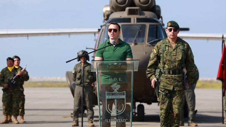 El presidente de la República, Daniel Noboa, durante la entrega de aeronaves destinadas al Ejército Ecuatoriano.