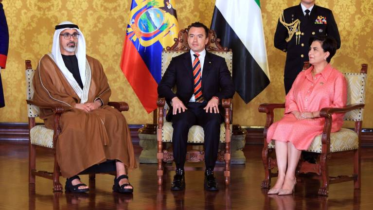 Daniel Noboa (C) entrega la Orden Nacional al Mérito, en el Grado Gran Collar, al príncipe heredero de Abu Dabi, Sheikh Khaled bin Mohamed bin Zayed Al Nahyan.