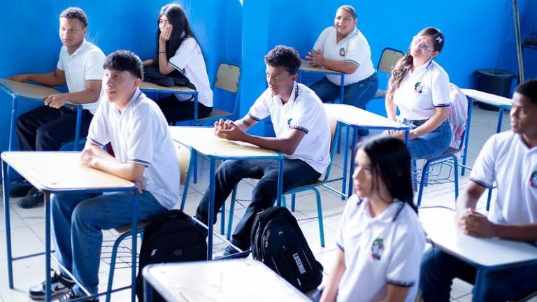 Ministerio de Educación ajusta los horarios de clases por el toque de queda, vigente desde el 3 de mayo