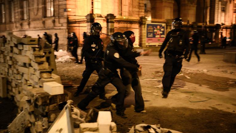 Disturbios en Francia: al menos 3.000 comercios afectados y nuevos toques de queda en París y Lyon