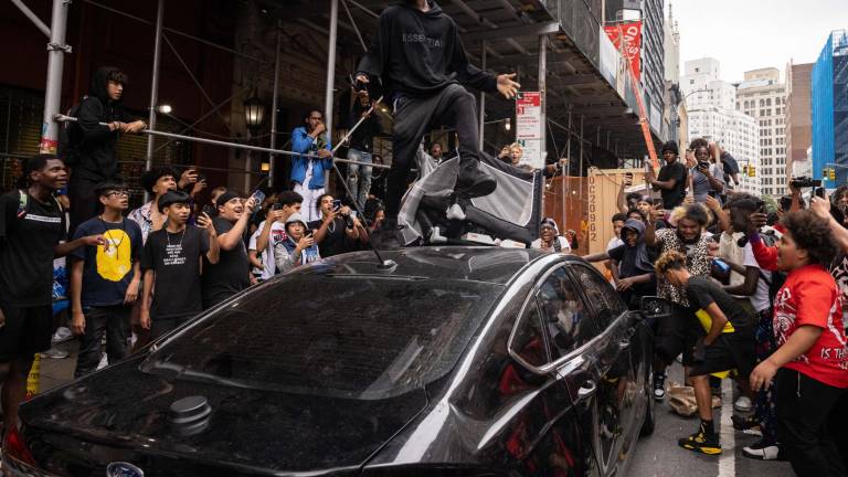 Caos en Nueva York: Más de dos mil personas generan disturbios tras acudir a un sorteo de videoconsolas de un influencer