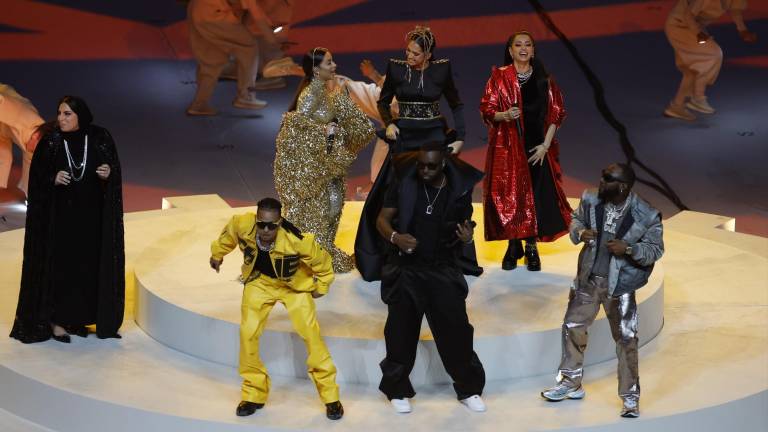 Artistas se presentan en la ceremonia de clausura hoy, antes de la final del Mundial de Fútbol Qatar 2022 entre Argentina y Francia en el estadio de Lusail (Catar).