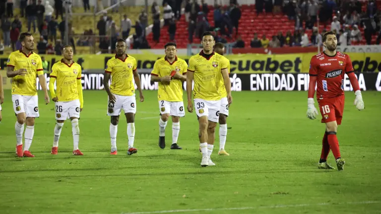 Jugadores de Barcelona de Guayaquil aparecen caminando en la cancha.