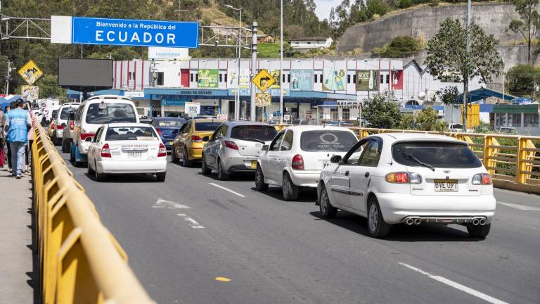 El puente internacional Rumichaca es el principal cruce fronterizo formal entre Colombia y Ecuador, en la provincia de Carchi. La frontera norte tiene una longitud terrestre de más de 580 kilómetros.