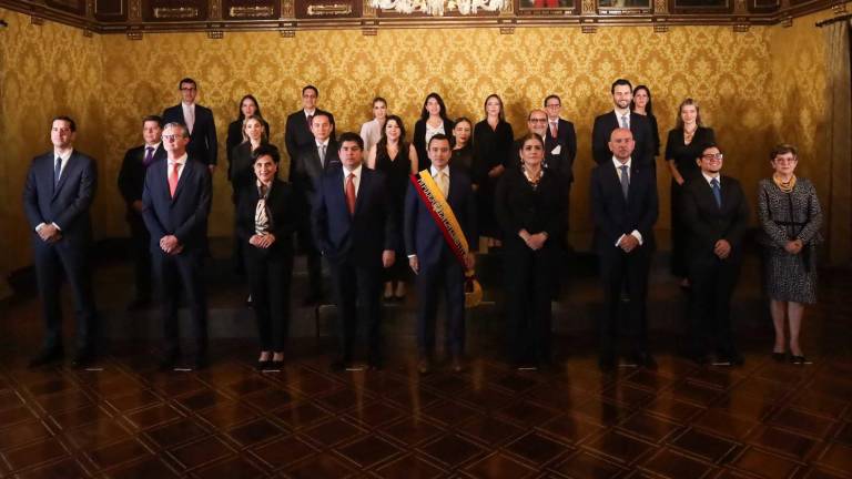 El presidente Daniel Noboa posa en foto oficial con su gabinete y sin su Vicepresidenta