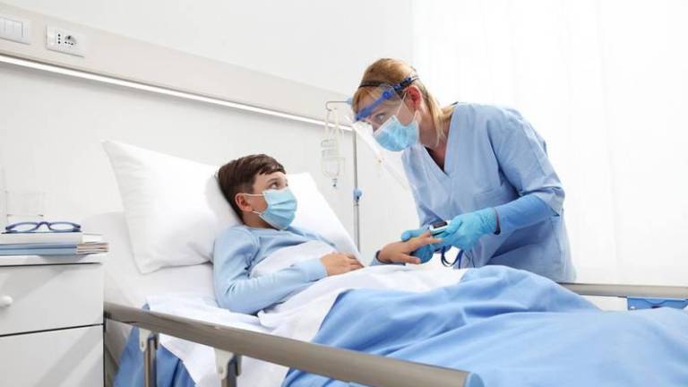 Nueva York registra alza de hospitalizaciones de niños por COVID-19