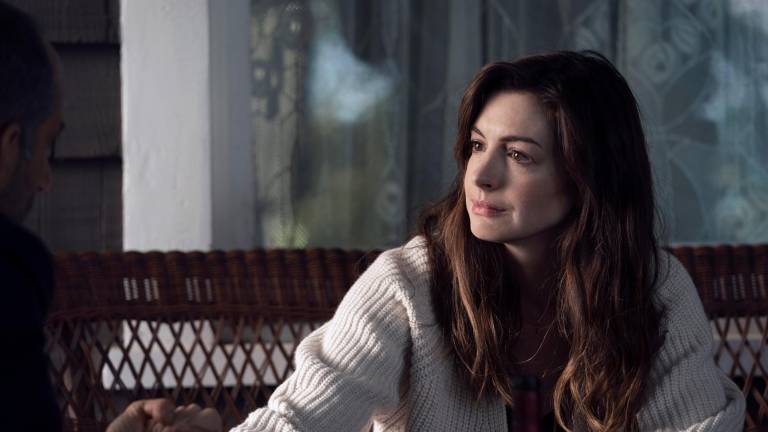 Fotograma cedido por Apple TV+ donde aparece Anne Hathaway como Rebekah Neumann, durante una escena de un episodio de la serie WeCrashed.
