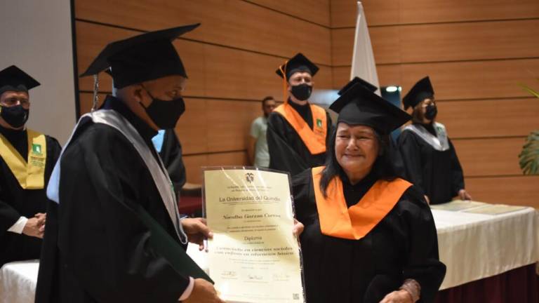 Mujer logra graduarse de la universidad a los 77 años