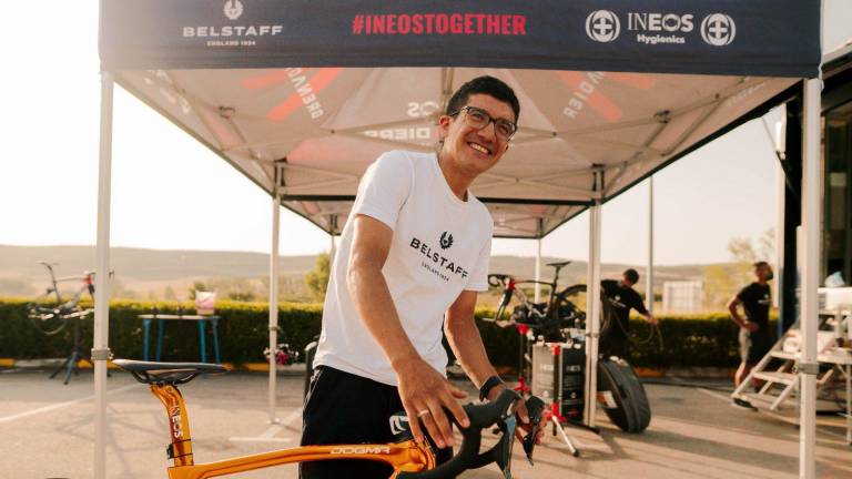 Richard Carapaz se alista para competir en la Vuelta a España con bicicleta dorada