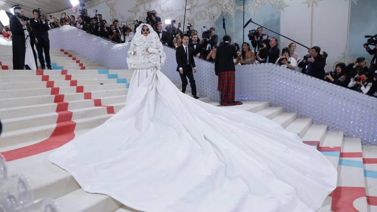 La cantante Rihanna se robó las cámaras con un look premama, con un vestido blanco de Valentino, con el que honró al Káiser de la moda, pues no solo escogió el color blanco para desfilar en las escalinatas de la Met Gala 2023, sino que también sumó con detalles como sus gafas con pestañas y los guantes de ópera.