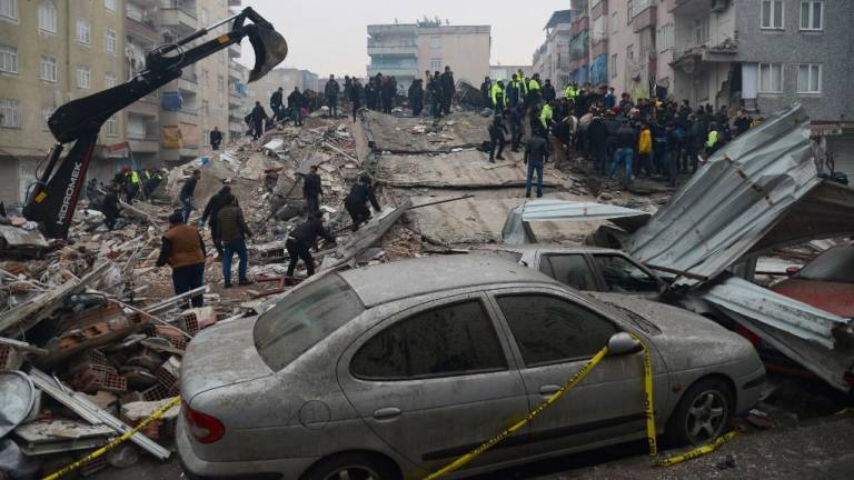 Devastador terremoto deja 1.800 muertos en Turquía y Siria: videos muestran dramáticas escenas; 2.818 edificios se derrumbaron