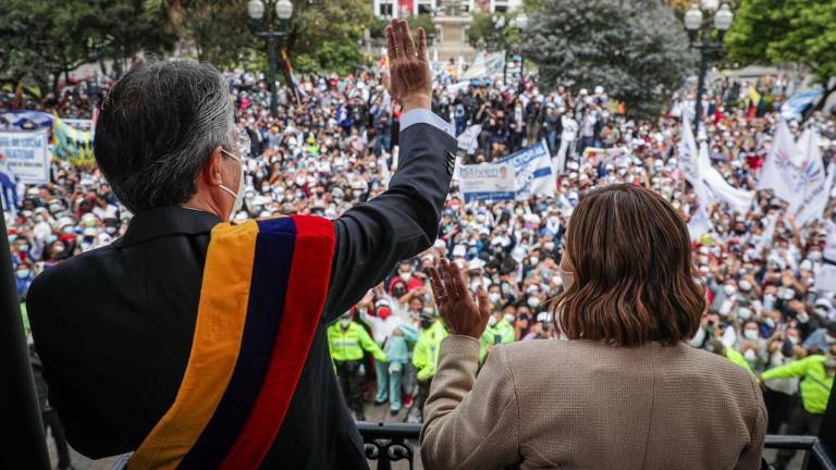 Multitud alienta a Lasso en su entrada a Carondelet, para tomar posesión de su despacho