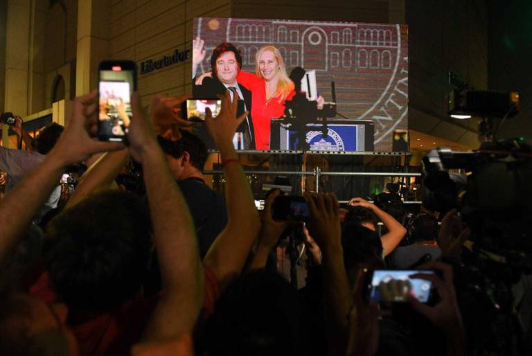 $!Javier Milei junto a su hermana celebrando la victoria de las elecciones.