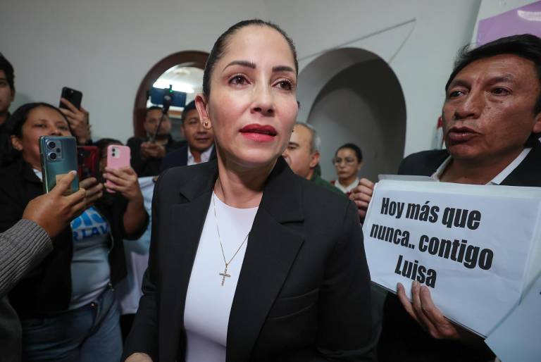 $!La excandidata presidencial del correísmo Luisa González habla con periodistas este miércoles, en Quito.