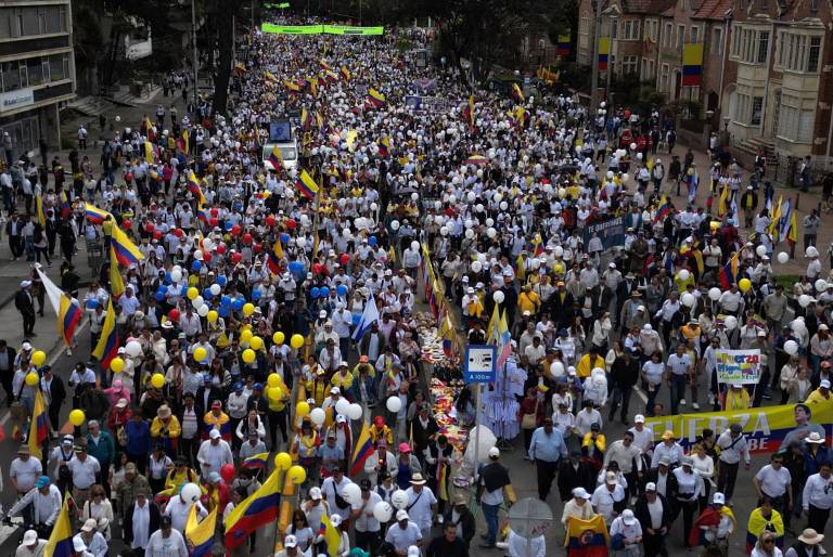 $!Vista aérea que muestra a personas participando en la llamada Marcha Silenciosa para mostrar apoyo a la salud del senador Miguel Uribe Turbay y pedir paz para el país en Bogotá el 15 de junio de 2025.