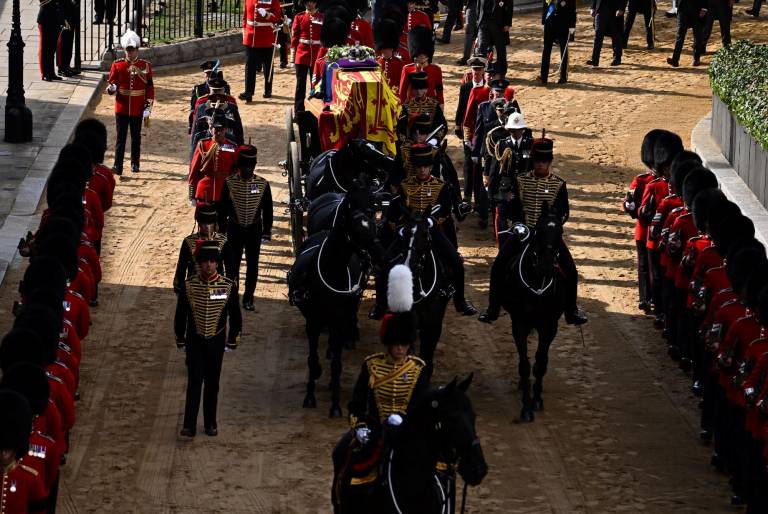 $!E féretro de la reina Elizabeth II, tirado por caballos de The King's Troop Royal Horse Artillery, arribando al Palacio de Westminster, durante la procesión desde el Palacio de Buckingham Palace. (Photo by Ben Stansall / POOL / AFP)