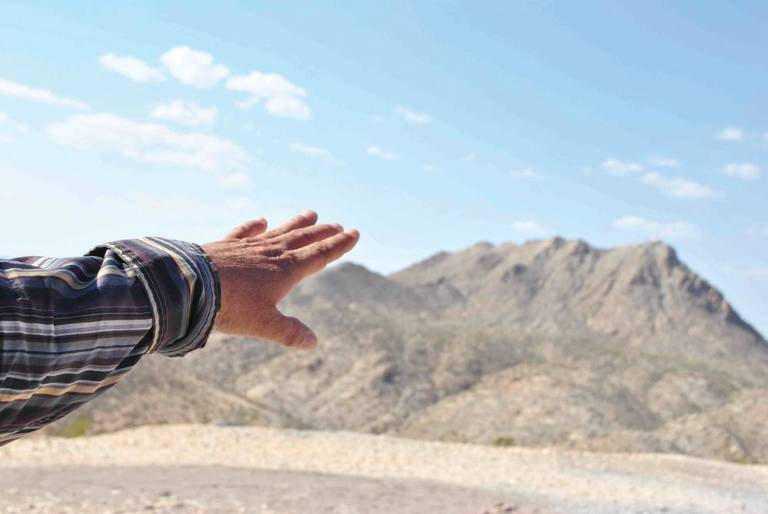 $!Un reportaje de Vice muestra el peligroso trayecto que usan los coyotes para hacer cruzar a los migrantes de manera ilegal por el cerro de Cristo.