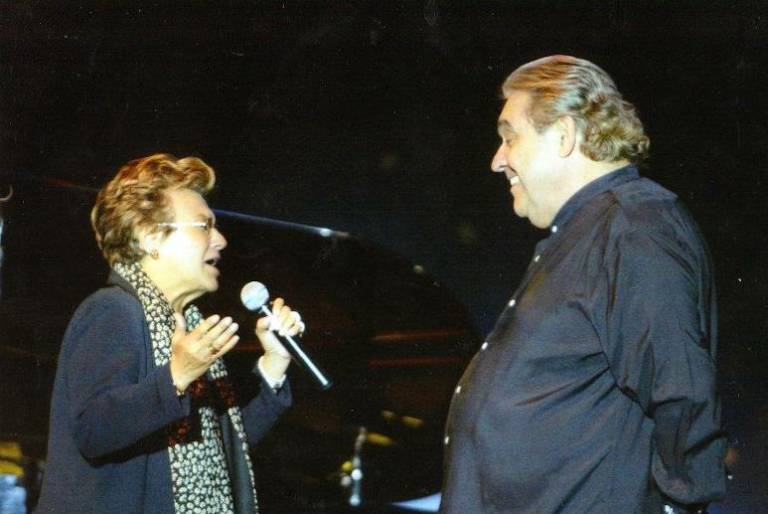 $!Patricia González en un concierto del cantautor Alberto Cortez, realizado en Quito en el 2006, ella fue invitada a intervenir junto a él.