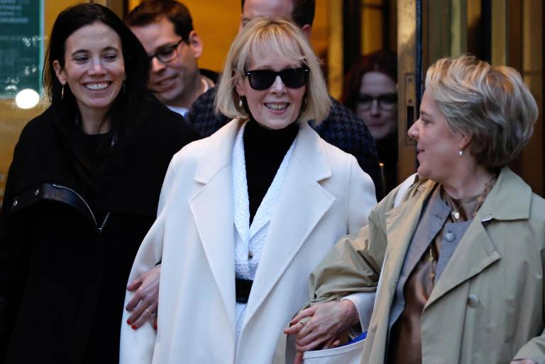 $!La periodista E. Jean Carroll (centro) sale del Tribunal Federal al concluir su segundo juicio por difamación civil contra el ex presidente estadounidense Donald J. Trump en Nueva York, Nueva York, EE. UU., el 26 de enero de 2024.