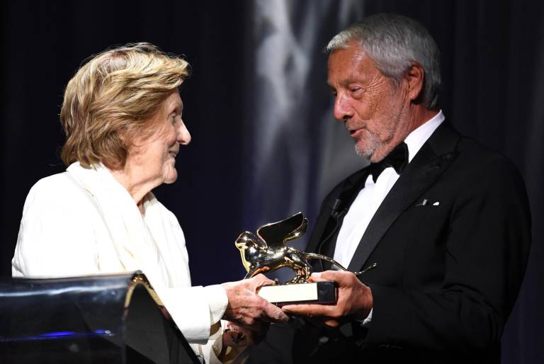 $!la cineasta italiana Liliana Cavani (L) recibe el León de Oro a la trayectoria profesional de manos del presidente de la Bienal, Roberto Cicutto (R), en la ceremonia de apertura del 80º Festival Internacional de Cine de Venecia.
