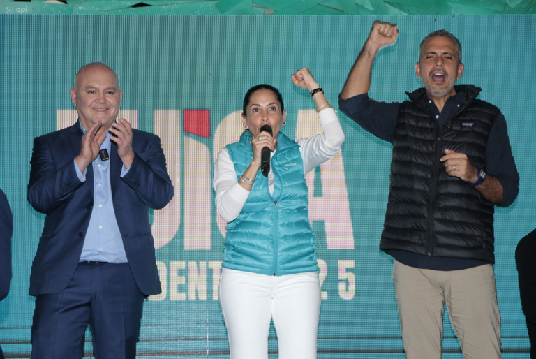 $!Luisa González felicitó al Leonidas Iza por obtener una votación importante.