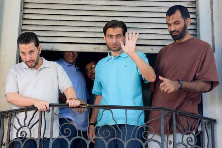 $!Ahjam, con camisa celeste, junto a demás refugiados en Uruguay. Foto: AFP