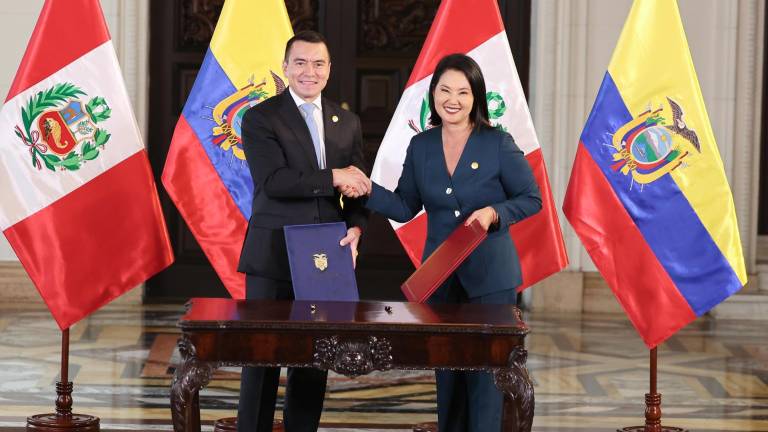 El presidente de Ecuador, Daniel Noboa (i), posa junto a su homóloga de Perú, Keiko Fujimori, este martes durante la firma de acuerdos en Lima.