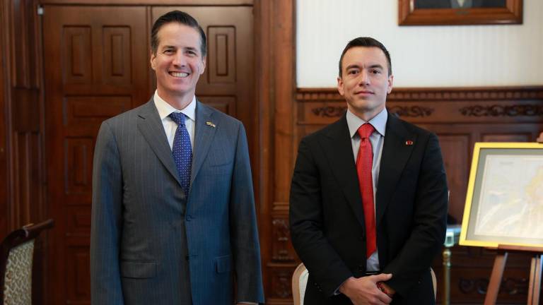 Fotografía difundida por la Presidencia de Ecuador que muestra al presidente de Ecuador, Daniel Noboa (d), posando junto al senador republicano por Ohio, y de origen colombiano, Bernie Moreno.