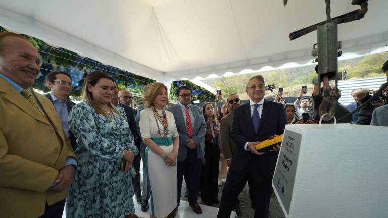 Directivos de Pronobis y Coloncorp, e invitados especiales en la colocación de la primera piedra del proyecto Acqua Gardens.