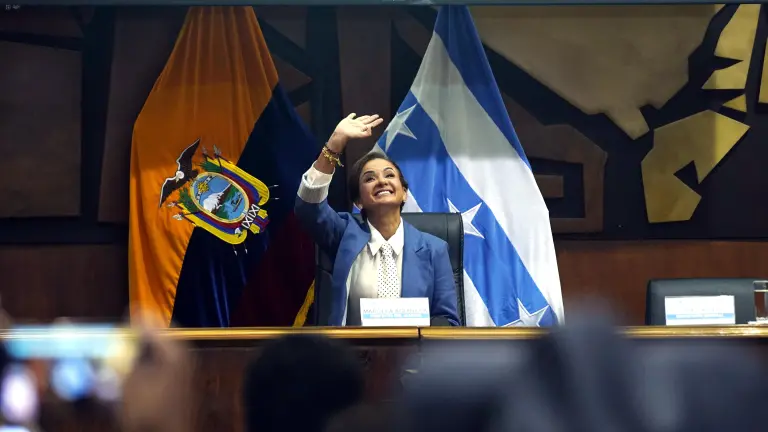 La prefecta Marcela Aguiñaga sonrié durante la rendición de cuentas con las que concluye su paso por la Prefectura del Guayas.