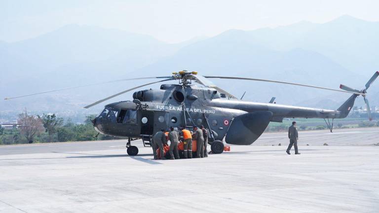 Brigadistas de Perú ayudan en las labores de armado de los sistemas de balde para los helicópteros que enviaron a Quilanga para ayudar a combatir el incendio forestal.