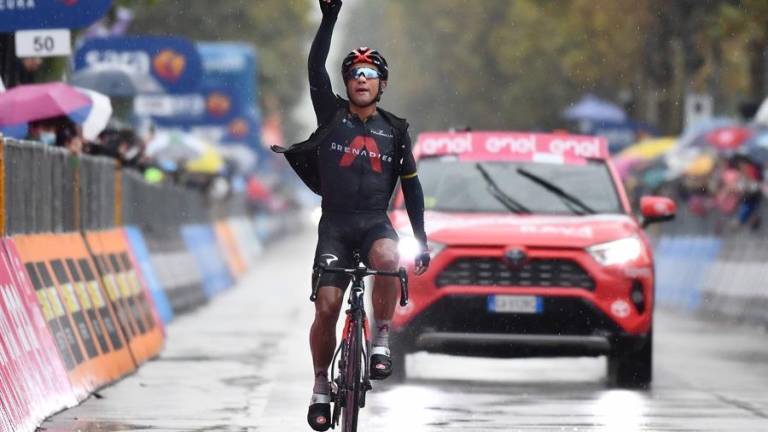 Jhonatan Nárvaez se retiró del Giro de Italia luego de sufrir una caída
