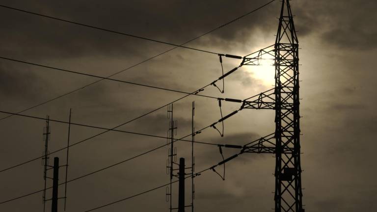 El déficit de energía del país es de 650 mw, pero la energía conseguida representa el 92 % de lo que necesitamos, indicó el Primer Mandatario.