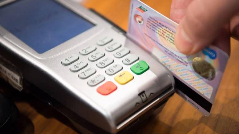 No es legal cobrar recargos en pagos con tarjetas de crédito o débito: ¿dónde denunciar el cobro?