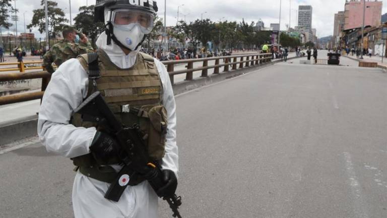 Las &quot;brutales medidas&quot; de grupos armados colombianos contra la COVID-19